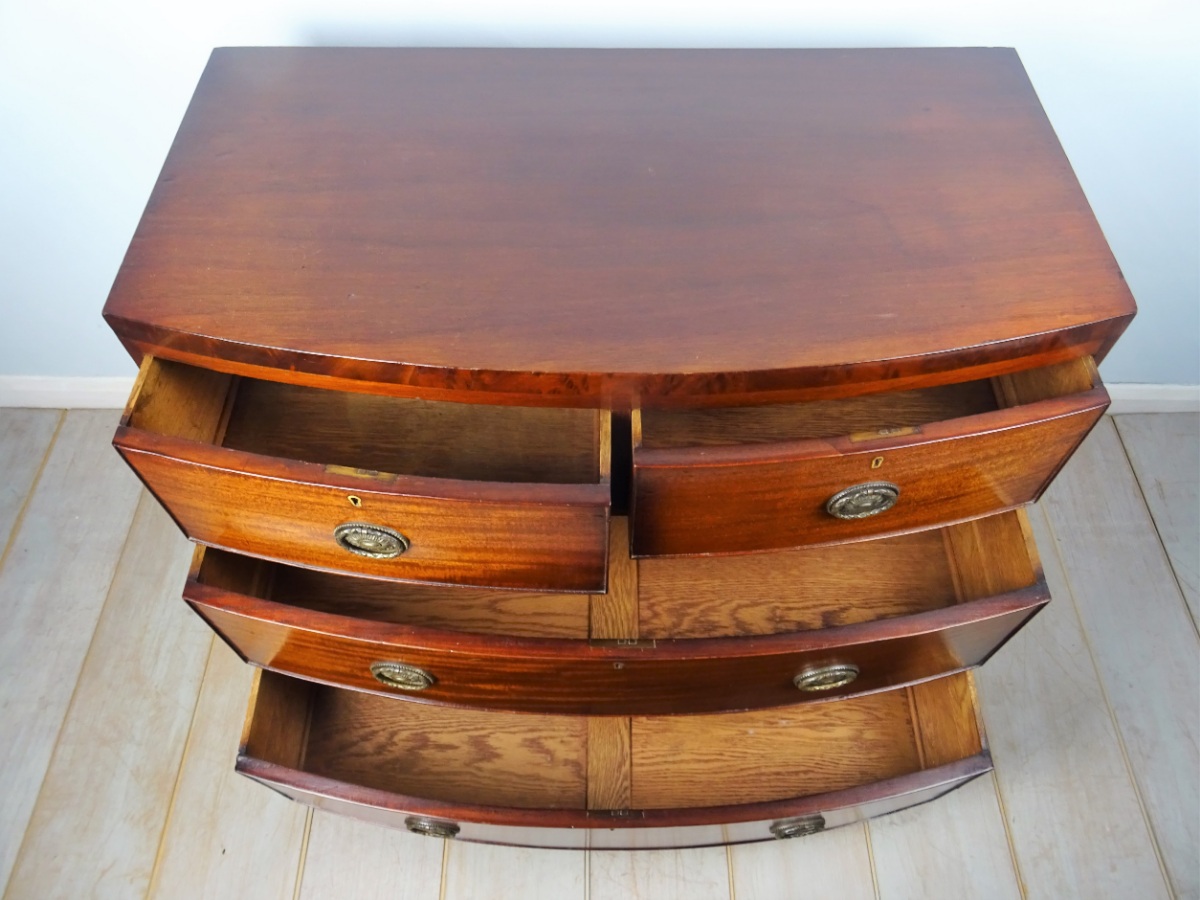 A Mahogany Bow Fronted Chest of Drawers of Small Proportions (7).JPG